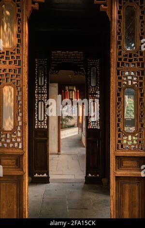 Landschaft und Gebäude in Couple's Retreat Garden, einem klassischen chinesischen Garten in Suzhou, China Stockfoto