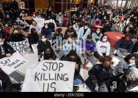 Columbus, Usa. April 2021. Studenten, die während der Demonstration große Sit-ins innerhalb der Ohio Union inszenierten.Studenten der Ohio State University (OSU) inszenierten eine Sit-in-Demonstration als Reaktion auf die Schüsse und Tötungen von Ma'Khia Bryant, 16, am Vortag durch die Polizei. Aktivisten forderten, dass die Ohio State University sich mit dem Columbus Police Department in Verbindung gesetzt habe, um ihre Minderheitsstudenten zu schützen. (Foto von Stephen Zenner/SOPA Images/Sipa USA) Quelle: SIPA USA/Alamy Live News Stockfoto