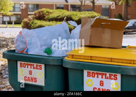 Müllcontainer in der Nähe von Wohngebäude im Bezirk Mülltonnen zu Trennen Sie das Recycling Stockfoto