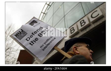 Mitarbeiter der BBC White City) inszenierte eine Walkout-Demo. Um 12 Uhr heute zur gleichen Zeit wie Mitarbeiter der BBC-Zentren im ganzen Land.Bild David Sandison 5/2/2004 Stockfoto