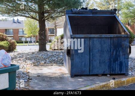 Müllcontainer mit Dosen in der Nähe von Wohngebäuden. Stockfoto