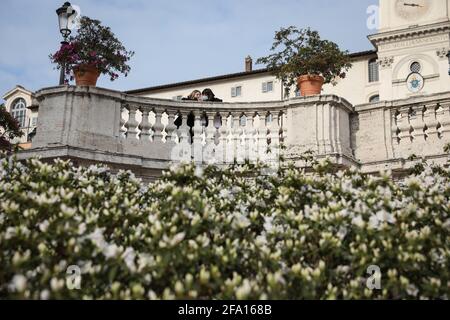 Rom, Italien. April 2021. Die Menschen genießen die Blumen auf der Spanischen Treppe in Rom, Italien, 21. April 2021. Das Kabinett von Premierminister Mario Draghi hat am Mittwoch einen Fahrplan zur Lockerung der COVID-19-Beschränkungen in Italien ab April 26 vorgestellt. Der Schritt kam, als die Pandemie im Land moderat unter Kontrolle zu sein scheint, wobei die aktiven Coronavirus-Fälle zurückgingen. Quelle: Cheng Tingting/Xinhua/Alamy Live News Stockfoto