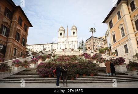 Rom, Italien. April 2021. Die Menschen genießen die Blumen auf der Spanischen Treppe in Rom, Italien, 21. April 2021. Das Kabinett von Premierminister Mario Draghi hat am Mittwoch einen Fahrplan zur Lockerung der COVID-19-Beschränkungen in Italien ab April 26 vorgestellt. Der Schritt kam, als die Pandemie im Land moderat unter Kontrolle zu sein scheint, wobei die aktiven Coronavirus-Fälle zurückgingen. Quelle: Cheng Tingting/Xinhua/Alamy Live News Stockfoto