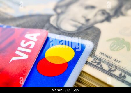 Kreditkarten statt Geld Stockfoto