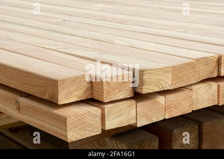Stapel von Kiefernholzplanken in einem Laden oder auf der Baustelle. Naturhölzer Bretter, Schnittholz, Industrieholz, Schnittholz Stockfoto
