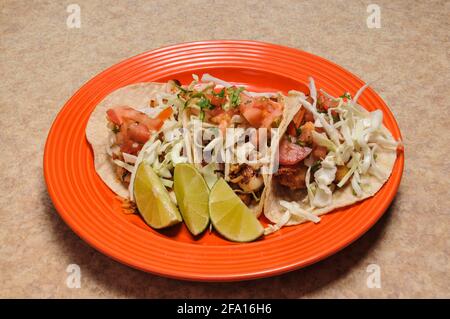 Authentische Tex Mex mexikanische Küche bekannt als Garnelen und Fisch-Tacos Stockfoto