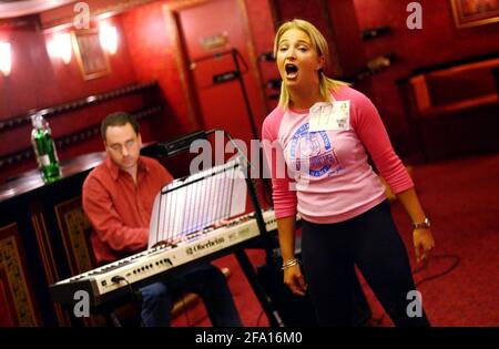 Vorführungen für Mama Mia unterwegs im Prince Edward Theater in der Old Compton Street, London,11. November 2002 Foto Andy Paradise Stockfoto