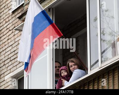 Moskau, Russland. Mai 2020. Die Bewohner beobachten die Aufführung des Militärs vom Balkon aus.im Rahmen der Allrussischen Aktion "Parade im Veteranenhaus" gratulierten Militärangehörige und Mitarbeiter des Zentralbezirks den in Moskau lebenden Veteranen des Großen Vaterländischen Krieges. Am Ende des Programms zu Ehren der Veteranen gingen die Parade-Crews durch die Höfe. Quelle: Mihail Siergiejevicz/SOPA Images/ZUMA Wire/Alamy Live News Stockfoto