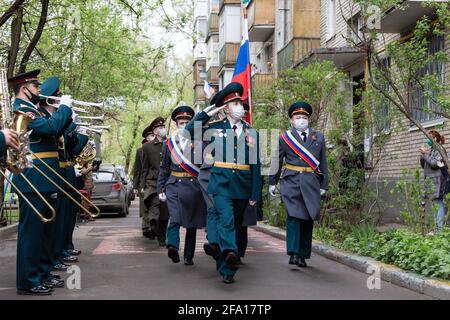 Moskau, Russland. Mai 2020. Die zeremonielle Besatzung findet zwischen dem Orchester und dem Wohnhaus statt.im Rahmen der Allrussischen Aktion "Parade im Veteranenhaus" gratulierten Militärangehörige und Mitarbeiter des Zentralbezirks den in Moskau lebenden Veteranen des Großen Vaterländischen Krieges. Am Ende des Programms zu Ehren der Veteranen gingen die Parade-Crews durch die Höfe. Quelle: Mihail Siergiejevicz/SOPA Images/ZUMA Wire/Alamy Live News Stockfoto