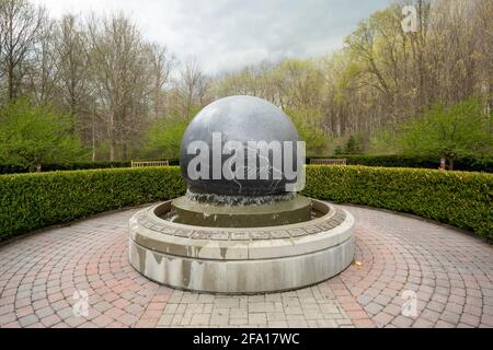 Montgomery,, NY - USA - 21. April 2021: Landschaftsansicht des 11. September-Gedenkens von Orange County Arboretum, einer rotierenden Granitskulptur der Erde Stockfoto
