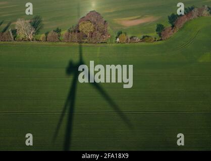 Jacobsdorf, Deutschland. April 2021. Der Schatten einer Windturbine aus dem Windpark „Odervorland“ ist auf einem Feld im oder-Spree-Bezirk zu sehen (Luftaufnahme mit einer Drohne). (To dpa 'Konferenz der Umweltminister des Bundes und der Länder (UMK)') Quelle: Patrick Pleul/dpa-Zentralbild/dpa/Alamy Live News Stockfoto