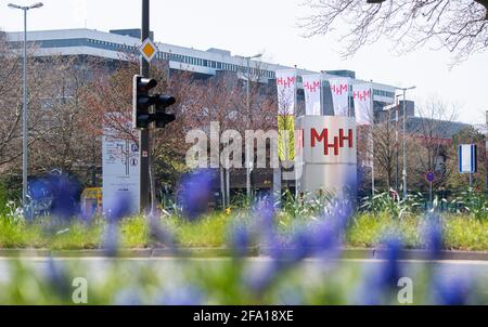 Hannover, Deutschland. April 2021. Am Haupteingang der Medizinischen Hochschule Hannover (MHH) steht ein Schild. Die MHH soll in den nächsten Jahren schrittweise zu einem Preis von einer Milliarde Euro wieder aufgebaut werden. Das Universitätsklinikum und das niedersächsische Wissenschaftsministerium informieren am 22. April über das große Bauvorhaben. Quelle: Julian Stratenschulte/dpa/Alamy Live News Stockfoto