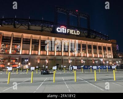 New York, USA. April 2021. Das Baseballstadion Citi Field, das in ein 24-Stunden-Impfzentrum umgewandelt wurde, ist hell erleuchtet. (To dpa 'Impfmeister Amerika: Spritze im Supermarkt und Impfung in der Nacht') Quelle: Benno Schwinghammer/dpa/Alamy Live News Stockfoto