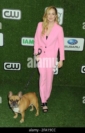 Caity Lotz auf dem grünen Teppich während der World Dog Awards 2016, die am Samstag, den 9. Januar 2016, im Barker Hanger in Santa Monica, Kalifornien, verliehen wurden. Foto von Jennifer Graylock-Graylock.com 917-519-7666 Stockfoto