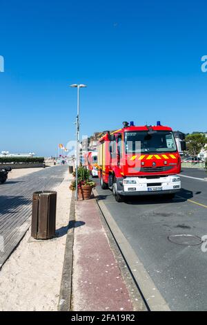 Trouville, Frankreich - 05. Juli 2018: Feuerwehrfahrzeuge im Zentrum von Trouville Stockfoto