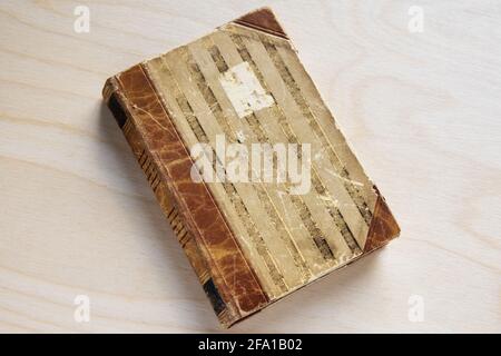 Alte Bücher auf Holztisch stapeln Stockfoto