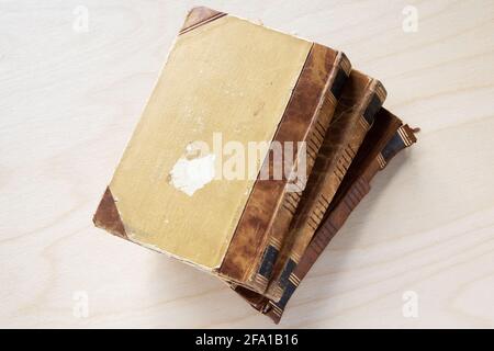 Alte Bücher auf Holztisch stapeln Stockfoto