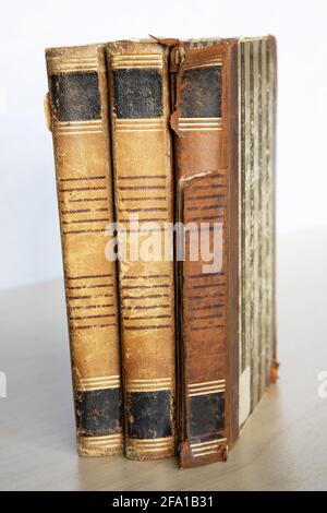 Alte Bücher auf Holztisch stapeln Stockfoto