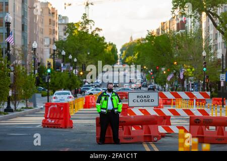 Washington, DC, USA, 21. April 2021. Im Bild: Ein Leutnant der Metropolitan (DC) Police Department beobachtet Menschen, die sich auf dem Black Lives Matter Plaza versammelt haben, um den Tod des 16-jährigen Ma’Khia Bryant durch einen Polizeibeamten in Columbus, Ohio, zu betrauern. Kredit: Allison C Bailey/Alamy Live Nachrichten Stockfoto