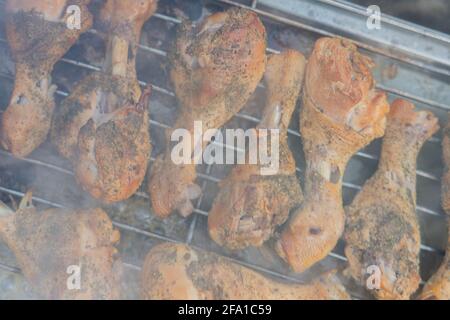 Geräuchertes Huhn auf einer Palette und frisch vom Raucher entfernt. Hausgemachtes Rauchkonzept Stockfoto