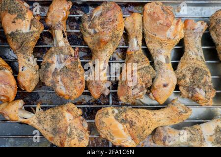 Geräuchertes Huhn auf einer Palette und frisch vom Raucher entfernt. Hausgemachtes Rauchkonzept Stockfoto