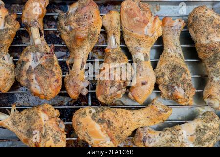 Geräuchertes Huhn auf einer Palette und frisch vom Raucher entfernt. Hausgemachtes Rauchkonzept Stockfoto