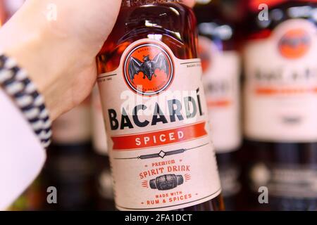 Tjumen, Russland-21. april 2021: Rum-Flaschen Bacardi gewürzt im Laden Stockfoto