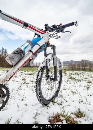 Radfahren in der Winterlandschaft auf weißem Mountainbike, Extremfahren im Winterland. Stockfoto