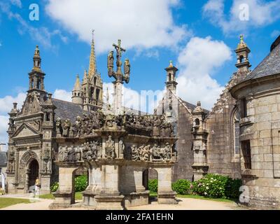 Kalvarienberg und Saint-Miliau Kirche. 29400 Guimiliau, Bretagne, Frankreich. Stockfoto