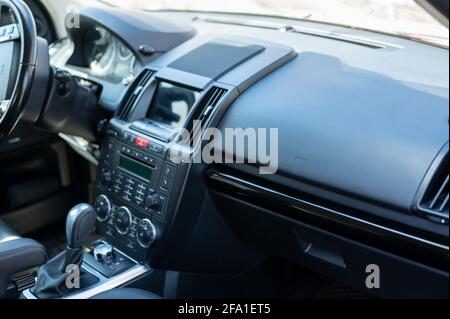 Vordersitz innen. Interieur von Prestige modernen Auto. Bequeme Ledersitze. Schwarzes perforiertes Ledercockpit. Multimedia-Display, Lenkung wh Stockfoto