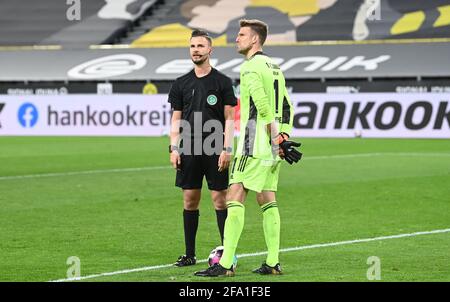 v. l. Schiedsrichter Daniel Schlager, Torhüter Andreas Luthe (1. FC Union Berlin) Fußball, Herren, Saison 2020/2021, 1. Bundesliga (30. Spieltag), B Stockfoto