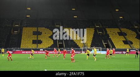leere Ränge beim Angriff der Dortmunder, hinten die Südtribüne, Fussball, Herren, Saison 2020/2021, 1. Bundesliga (30. Spieltag), Borussia Dortmund Stockfoto