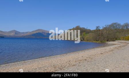 Loch Lomond an einem Aprils-Tag Stockfoto