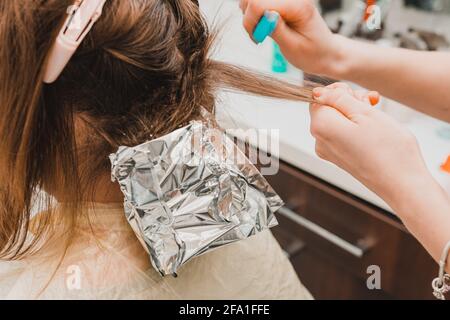 Beginn der Haarfärbung, Färbung Technik balayag, Haarbleiche für die Anwendung von Farbe. Neu Stockfoto