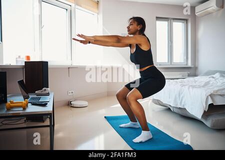 Schöne junge Frau, die zu Hause Sport macht Stockfoto