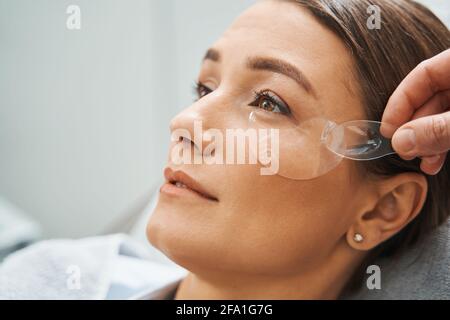 Weibliche Patientin, die sich einem kosmetischen Eingriff in einem Spa-Salon unterziehen muss Stockfoto