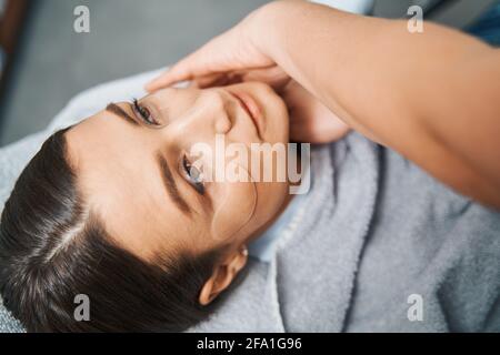 Spa-Klientin, die ihr Gesicht von einer Masseurin massieren ließ Stockfoto