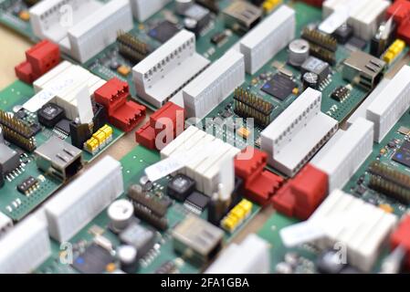 Halbleiter, die in die Produktion von Mikroelektronik einer Fabrik Stockfoto