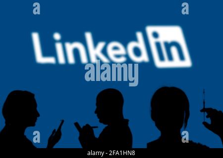 Taschkent, Usbekistan - 4. März 2021: Silhouette von Geschäftsleuten über beliebte Social-Media-Plattform - LinkedIn-Logo Stockfoto