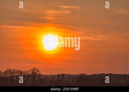 Sonnenuntergang über Wootten Wawen, Warwickshire, Großbritannien, am Montag, den 19. April 2021. Wir haben eine 1-stündige Fahrt vom vorderen Deck unseres Schmalbootes übernommen. Stockfoto