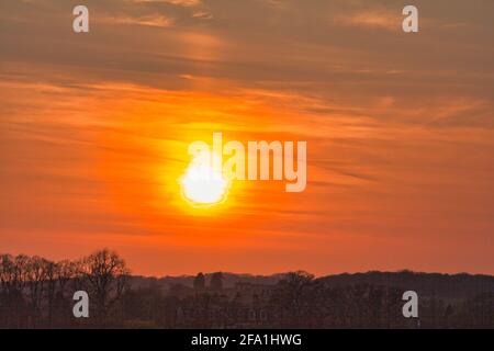 Sonnenuntergang über Wootten Wawen, Warwickshire, Großbritannien, am Montag, den 19. April 2021. Wir haben eine 1-stündige Fahrt vom vorderen Deck unseres Schmalbootes übernommen. Stockfoto