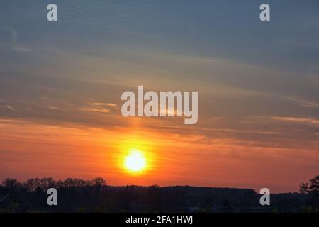 Sonnenuntergang über Wootten Wawen, Warwickshire, Großbritannien, am Montag, den 19. April 2021. Wir haben eine 1-stündige Fahrt vom vorderen Deck unseres Schmalbootes übernommen. Stockfoto