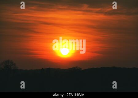 Sonnenuntergang über Wootten Wawen, Warwickshire, Großbritannien, am Montag, den 19. April 2021. Wir haben eine 1-stündige Fahrt vom vorderen Deck unseres Schmalbootes übernommen. Stockfoto