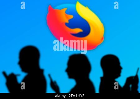 Taschkent, Usbekistan - 4. März 2021: Silhouette der Menschen über Mozilla Firefox Open-Source-Web-Browser-Logo Stockfoto