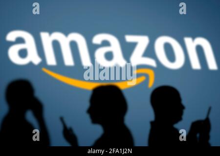 Taschkent, Usbekistan - 4. März 2021: Silhouette der Menschen über dem amerikanischen multinationalen Technologieunternehmen Amazon-Logo Stockfoto