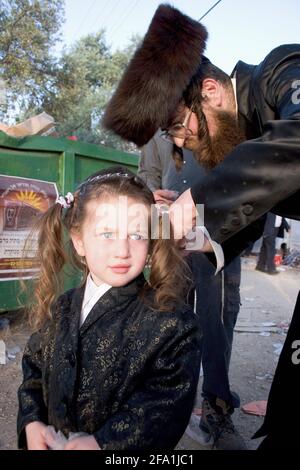 Israel, Galilee, Mount Meron, erste Haarschneidezeremonie für 3-jährige Jungen am Mount Meron während der lag B'omer-Feierlichkeiten am Mount Meron. Lag B'Omer i Stockfoto