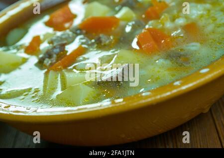 Krupnik zupa - die dicke polnische Suppe, die aus der Gemüse- oder Fleischbrühe hergestellt ist, die Kartoffeln und die Gerstengroats enthält Stockfoto