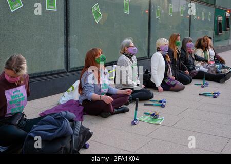 London, Großbritannien. 22. April 2021. Extinction Rebellion Frauen brechen die Fenster von HSBC, um die 80 Milliarden Pfund schweren Investitionen der Bank in fossile Brennstoffe in den letzten 5 Jahren zu verurteilen. Die Gruppe hatte Anzeichen, die „besser gebrochene Fenster als gebrochene Versprechen“ lautete. Quelle: Joao Daniel Pereira. Quelle: João Daniel Pereira/Alamy Live News Stockfoto