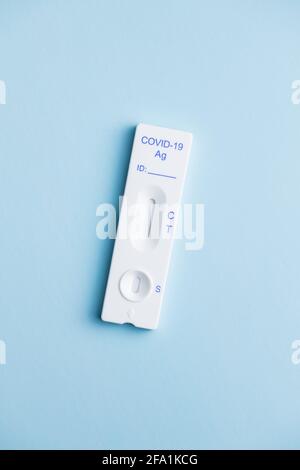 Covid-19 Schnellantigen-Test. Rapid Antibodies Test Kit auf blauem Hintergrund. Draufsicht. Stockfoto