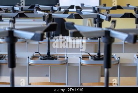 21. April 2021, Mecklenburg-Vorpommern, Lübz: Die Lehrstühle in einem Fachkabinett des Eldenburg-Gymnasiums werden erhoben. Die Landesregierung in Mecklenburg-Vorpommern hält an den landesweiten Schließungen von Schulen, Kindertagesstätten und vielen Unternehmen fest. Erst ab einem landesweiten 7-Tage-Inzidenzwert unter 100 sollen die Corona-Schutzmaßnahmen wieder gelockert werden. Foto: Jens Büttner/dpa-Zentralbild/ZB Stockfoto